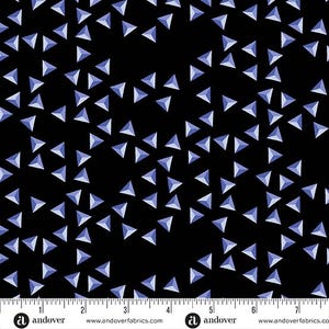 Puede incluir: Una tela negra con un patrón repetitivo de triángulos azules. La tela se mide en pulgadas con una regla en la parte inferior de la imagen. La regla muestra el texto "andover" y el sitio web "www.andoverfabrics.com".