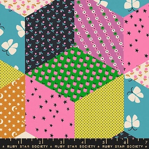 Könnte beinhalten: Ein farbenfroher Stoff mit einem geometrischen Muster aus Sechsecken. Jedes Sechseck hat ein anderes Muster, darunter Sterne, Punkte, Schmetterlinge und Blumen. Der Stoff ist rosa, grün, blau, gelb und schwarz.