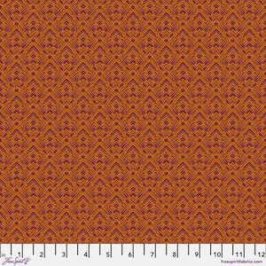 Könnte beinhalten: Nahaufnahme eines Stoffes mit einem sich wiederholenden geometrischen Muster. Das Design zeigt eine Reihe von miteinander verbundenen, pfeilartigen Formen in Orange- und Dunkelvioletttönen. Der Stoff hat ein strukturiertes Aussehen, mit einem Lineal am unteren Rand.