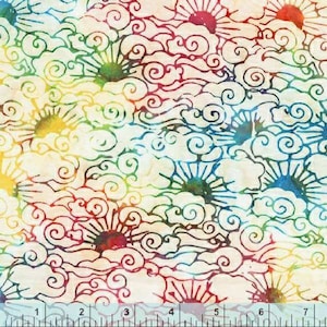Pode incluir: Um tecido colorido com um padrão repetitivo de nuvens e sóis estilizados. O tecido é de cor bege claro com um degradê de cores arco-íris. As nuvens e os sóis são delineados em preto.