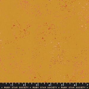 Könnte beinhalten: Senffarbener Stoff mit einem gesprenkelten Muster aus rosa und roten Punkten. Der Stoff hat ein strukturiertes Aussehen und ein Lineal am unteren Rand. Der Text "RUBY STAR SOCIETY" ist am unteren Rand aufgedruckt.