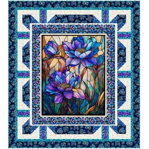 Puede incluir: Un edredón floral con efecto vidriera. El diseño central muestra vibrantes flores azules y moradas con centros amarillos. El edredón tiene un borde detallado con patrones geométricos en tonos azules, blancos y morados.