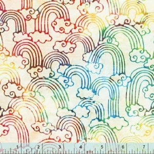 Könnte beinhalten: Ein weißer Stoff mit einem sich wiederholenden Muster aus bunten Regenbögen und Wolken. Der Stoff hat einen Vintage-Look, der verblasst ist.