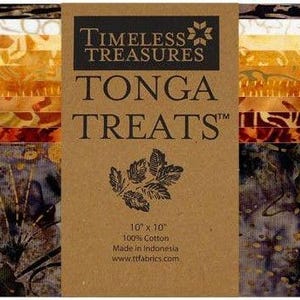 Puede incluir: Un paquete de telas con diseños batik en tonos amarillos, naranjas, marrones y morados. La etiqueta dice "Timeless Treasures Tonga Treats" e indica las dimensiones de 25,4 cm x 25,4 cm. La tela es 100% algodón y está hecha en Indonesia.