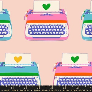 Puede incluir: Patrón repetido de máquinas de escribir coloridas sobre un fondo rosa claro. Las máquinas de escribir son rosas, azules y verdes, con papel blanco con forma de corazón. El texto "RUBY STAR SOCIETY" está en la parte inferior.