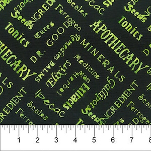 Puede incluir: Tela negra con un patrón repetido de palabras verdes con temática de boticario como "ingredientes", "tónicos" y "minerales". Una regla en la parte inferior muestra medidas en pulgadas.