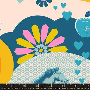 Puede incluir: Un diseño de tela colorido con un caballo, flores, corazones y una manzana. El diseño incorpora elementos turquesa, amarillos, rosas y blancos. El texto "RUBY STAR SOCIETY" está impreso en el borde inferior.