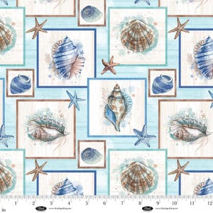 Puede incluir: Patrón repetitivo con ilustraciones de acuarela de conchas marinas, estrellas de mar y pequeños jarrones azules. El diseño incluye marcos cuadrados con bordes azul claro y marrón sobre un fondo azul claro y blanco. El patrón se repite en la tela.
