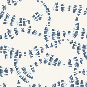 Può includere: Uno schema senza cuciture con uno sfondo bianco e forme astratte blu. Le forme sono composte da piccole linee curve che creano uno schema ripetitivo.