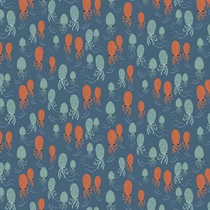 Op de afbeelding: Een herhalend patroon van gestileerde oranje en blauwgroene octopussen op een donkerblauwe achtergrond. De octopussen hebben een getextureerd lichaam en golvende lijnen die water suggereren. Het ontwerp is geschikt voor stof of behang.