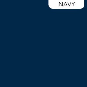 Könnte beinhalten: Ein einfarbiger marineblauer Hintergrund mit dem Wort "NAVY" in weißer, serifenloser Schrift in der oberen rechten Ecke. Der Hintergrund ist ein tiefer, gesättigter Blauton.