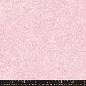 Puede incluir: Una tela rosa con un patrón de líneas fluidas de color crema, creando un diseño texturizado y orgánico. La parte inferior de la imagen tiene una regla negra con el texto "RUBY STAR SOCIETY".