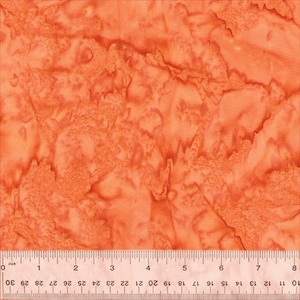 Op de afbeelding: Een close-up van een stof met een oranje en perzik marmerpatroon. De stof heeft een zacht, textuur.