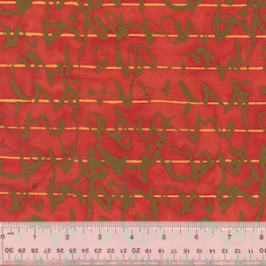 Puede incluir: Primer plano de una tela roja con formas abstractas verde oliva y finas líneas horizontales amarillas. Una regla con medidas en centímetros está en la parte inferior de la imagen.