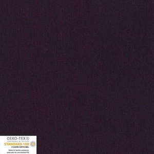 Puede incluir: Primer plano de una tela morada oscura con una sutil textura tejida. La tela tiene un color profundo y rico y parece ser de color liso. La etiqueta Oeko-Tex Standard 100 es visible en la esquina inferior izquierda.