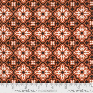 Pode incluir: Close-up de tecido com um padrão repetido de formas florais brancas e laranja sobre um fundo preto. O tecido tem uma régua ao longo da borda inferior com o logotipo Moda Fabrics.
