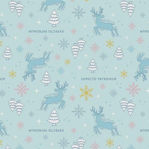 Puede incluir: Patrón azul claro con renos saltando, copos de nieve y árboles de Navidad. El diseño incluye el texto "EXPECTO PATRONUM" y estrellas. La paleta de colores incluye azul claro, blanco, rosa y amarillo.