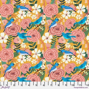 Op de afbeelding: Een herhalend patroon van blauwe vogels, roze rozen, witte bloemen en groene bladeren op een mosterdgele achtergrond. Het ontwerp is een bloemen- en vogelprint, geschikt voor stof of behang.
