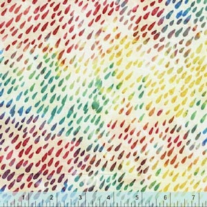 Pode incluir: Uma amostra de tecido com um padrão repetitivo de pequenas gotas de chuva multicoloridas em estilo aguarela em tons de vermelho, amarelo, verde e azul sobre um fundo creme, com uma régua que mostra 17,78 cm na borda inferior.