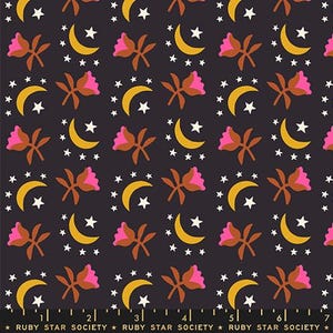Può includere: Tessuto grigio scuro con un motivo ripetuto di fiori rosa, lune crescenti dorate e stelle bianche. Il testo "RUBY STAR SOCIETY" è nella parte inferiore dell'immagine.