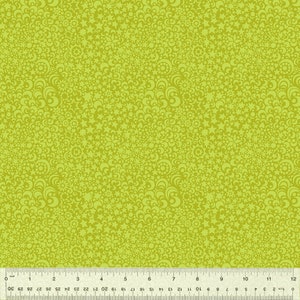 Pode incluir: Tecido verde limão com um padrão repetido de estrelas, flores e redemoinhos. Uma régua com medidas em centímetros está na parte inferior da imagem. O tecido tem um design denso e geral.