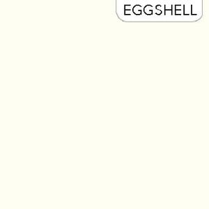 Puede incluir: Una etiqueta rectangular blanca con esquinas redondeadas y la palabra "EGGSHELL" en negro, fuente sans-serif. La etiqueta está sobre un fondo blanco roto liso.