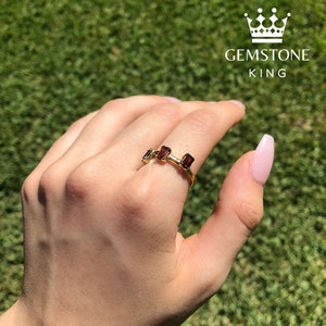 Anillo de oro con tres piedras preciosas de granate, anillo de granate de corte esmeralda de múltiples piedras, anillo con piedra natal de enero, regalo de cumpleaños de enero