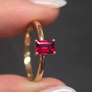 Echter Rubin Baguette Solitärring, Minimalistisches zierliches Stapelband in massivem 10k oder 14k Gelb-, Rosé- oder Weißgold, Juli Geburtsstein Geschenk