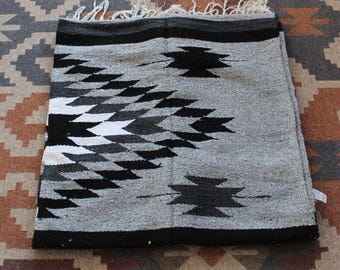 Manta mexicana con rombos blancos y negros en gris medianoche