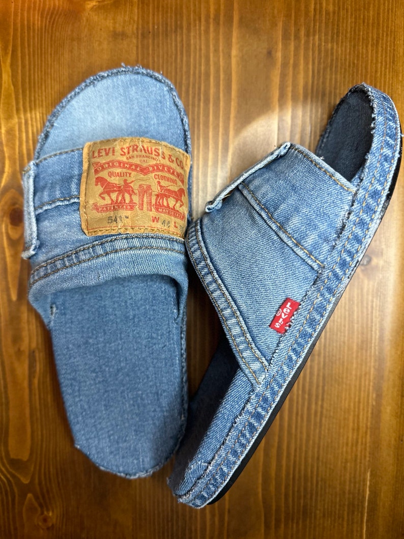 Tongs Levi's Blanches Personnalisées – Taille 4, Neuves Avec étiquettes, Look Bling