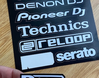 Może przedstawiać: Czarny arkusz naklejek z białym tekstem. Naklejki przedstawiają logo popularnych marek oprogramowania i sprzętu DJ, w tym Rekordbox, Denon DJ, Pioneer DJ, Technics, Reloop, Serato i Rane.