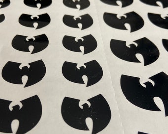 Może przedstawiać: Arkusz białego papieru z wieloma czarnymi nadrukowanymi logo Wu-Tang Clan.