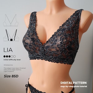 Può includere: Reggiseno senza fili in pizzo nero con scollo a V, esposto su un manichino. Il reggiseno presenta un motivo floreale ed è taglia 85D. Il testo sull'immagine include "LIA", "Initial difficulty level" e "DIGITAL PATTERN".