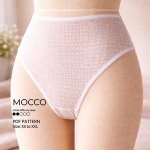 Può includere: Mutandine rosa chiaro a vita alta con motivo strutturato e bordatura bianca. Il testo "MOCCO", "PDF PATTERN" e la gamma di taglie "XS a XXL" sono visibili. Il livello di difficoltà iniziale è indicato da tre cerchi neri pieni.