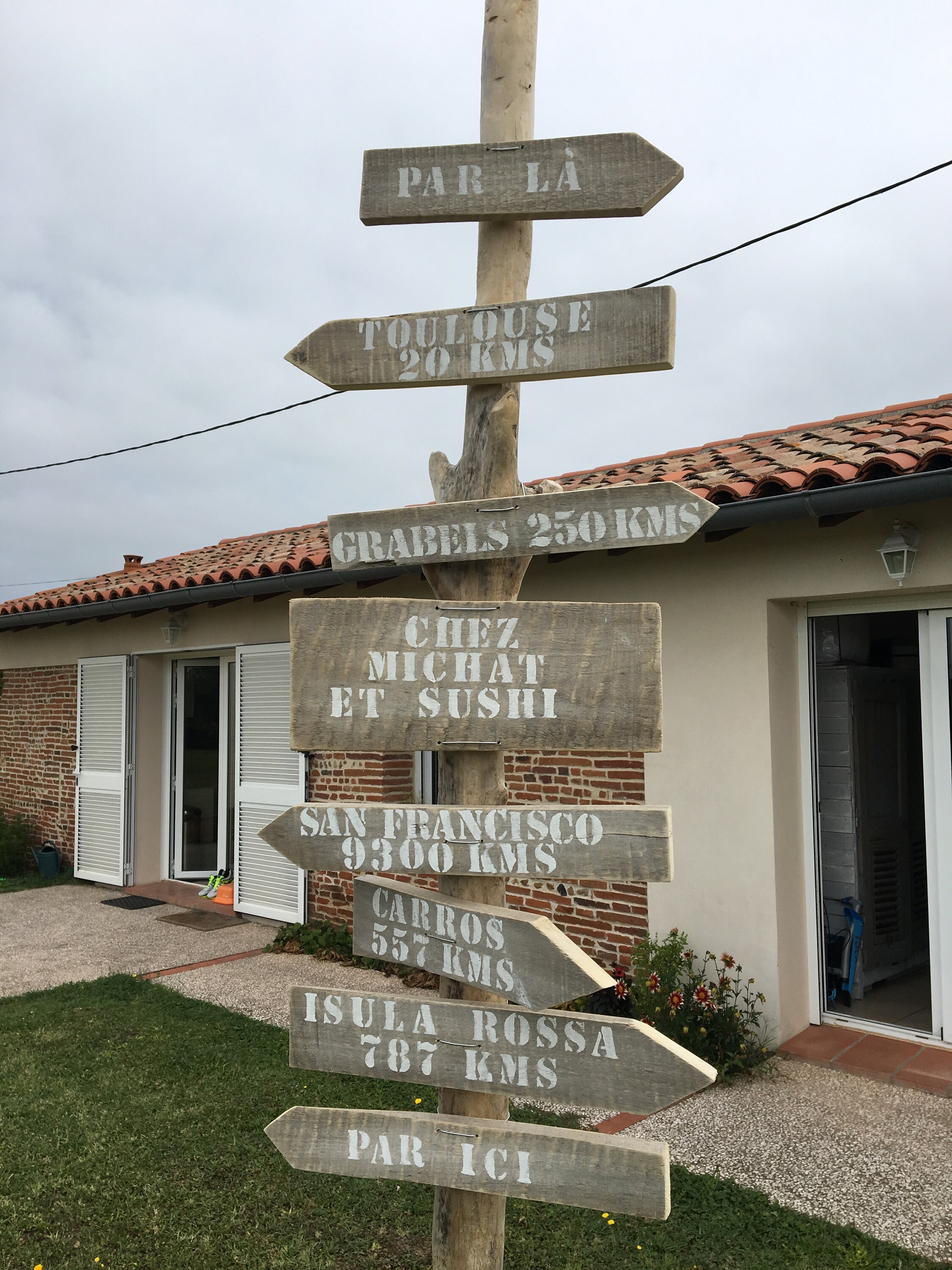 Totem Par Ici, «Par-Là