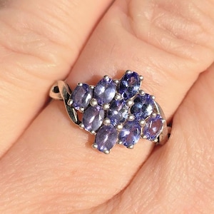 Erstaunlicher Lila Tansanit Cluster-Mode-Ring, massives Sterling Silber, Vintage Twisted Schäfte mit echten Edelsteinen im Ovalschliff - US Größe 17,5