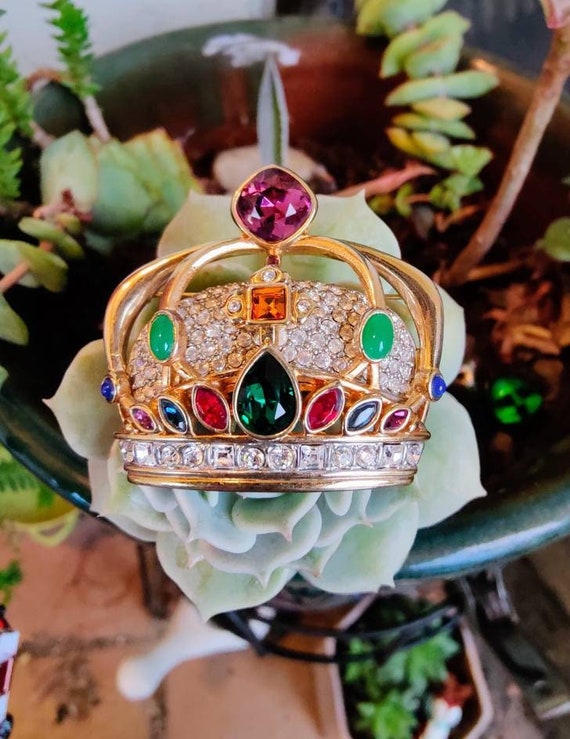 Fashion Crown Pin with Crystals Silver Tone Fashion Crown Pin with Crystals Silver Tone