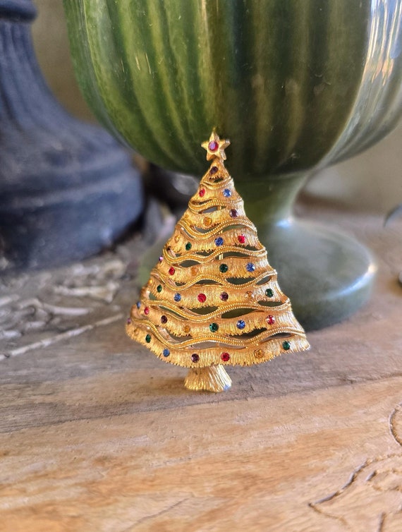 Vintage JJ Jonette Christmas Tree Brooch: Gold Toned Rhinestone
