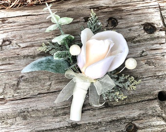 White winter wedding boutonniere - Winter wonderland theme bridal party - Wedding flowers christmas winter - Christmas wedding accessories