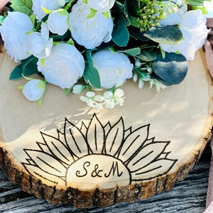 Wood slice cake stand personalized - Sunflower wedding gift - Sunflower wedding decor - Sunflower bridal shower