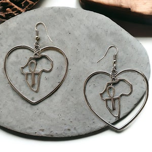 Pendientes con el mapa de África, pendientes con Ankh, pendientes de corazón, pendientes llamativos, pendientes de aro de plata, pendientes con el mapa de África y Ankh / por Afritude