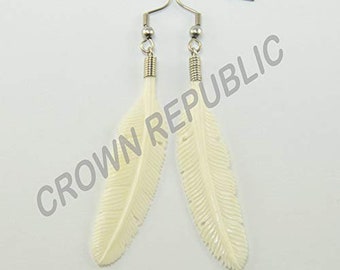 Pendientes de plumas de Crown Republic / Pendientes de hueso tallado a mano: pendientes únicos y elegantes hechos a mano.