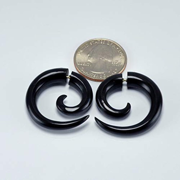 Pequeños expansores falsos en espiral HORN de Crown Republic / Joyería falsa para expansores tallada a mano - Hechos a mano, únicos y elegantes - Expansores falsos en espiral