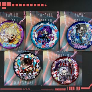 Peut inclure: Cinq badges colorés avec des illustrations de personnages de style anime. Chaque badge présente un nom de personnage différent : Xavier, Rafayel, Zayne, Caleb et Sylus. Les badges sont sur des cartes avec les noms des personnages au-dessus.