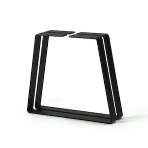 Op de afbeelding: Zwarte metalen tafelpoten met een trapeziumvormig ontwerp. De poten hebben een rechthoekige bovenkant en een rechthoekige basis, verbonden door twee parallelle staven. Geschikt voor diverse tafelbladen.