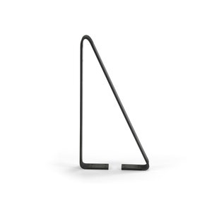 Puede incluir: Un atril minimalista de metal negro. El soporte tiene forma triangular con una parte superior curvada y dos pies planos. El dise&ntilde;o es sencillo y moderno, adecuado para exhibir libros u obras de arte.