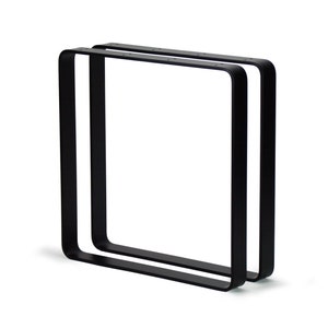 Puede incluir: Dos patas de mesa de metal negro con un diseño cuadrado y redondeado. Las patas están hechas de metal grueso y resistente y están diseñadas para soportar una mesa. Las patas se muestran sobre un fondo blanco.