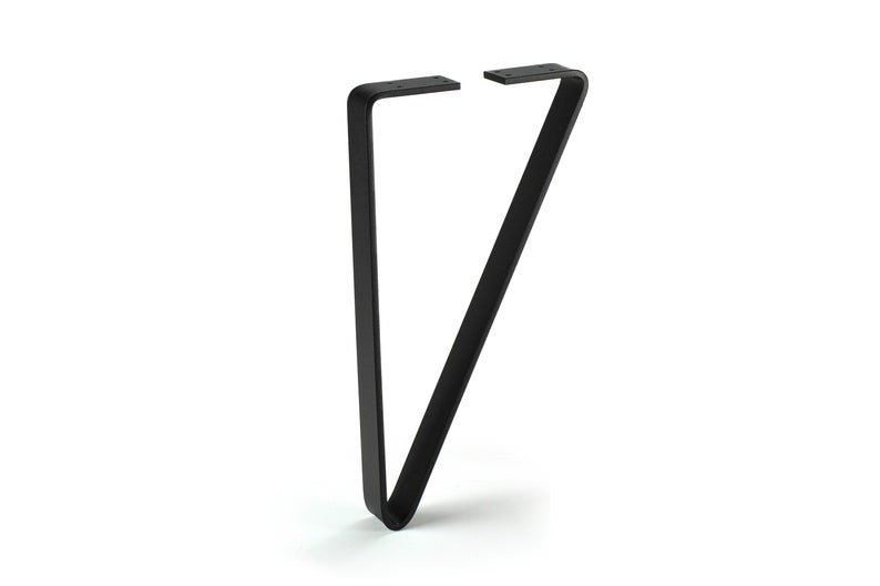 Puede incluir: Una sola pata de mesa de metal negro en forma de horquilla. La pata tiene forma de V con una base curva y dos placas de montaje planas en la parte superior. La pata se muestra sobre un fondo blanco.