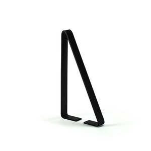 Puede incluir: Un soporte para bicicletas de metal negro con un dise&ntilde;o minimalista. El soporte tiene forma triangular con una parte superior curvada y dos pies planos y rectangulares. Est&aacute; dise&ntilde;ado para sujetar una bicicleta en posici&oacute;n vertical.