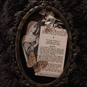 Vintage carte de prière funéraire religieuse mère Marie deuil papillon bizarrerie